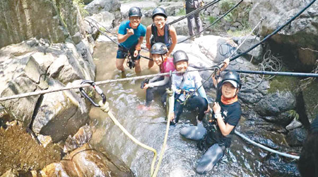 除了要在攝氏40度高溫下多次徒步登山，學員亦要參與溯溪等挑戰。