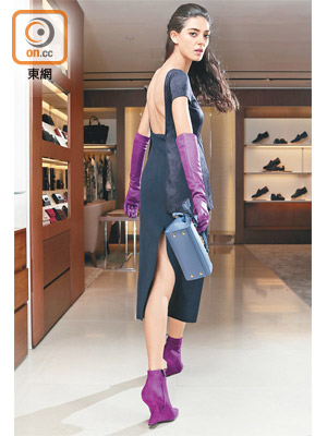 Salvatore Ferragamo紫藍色露背連身長裙 $15,900、紫色皮手套 $4,200、Maru藍色手袋 $12,500、BOLGHERI紫色船踭Ankle Boots $8,950 All from（A）