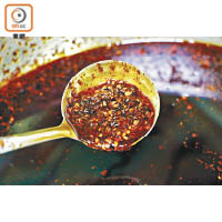 紅油是四川街頭小食的靈魂，雖以不同品種的辣椒熬煮，但當地人其實重視香味多於辣味。