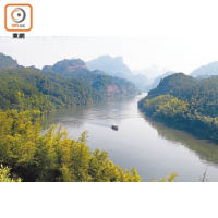 從喜頭村的最高點觀景台，可看到丹霞錦江最佳的風景角度。