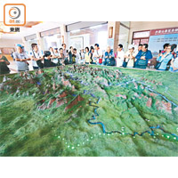 在丹霞山旅客中心內，有丹霞山地質公園的全景立體模型，給你一覽景區全貌。