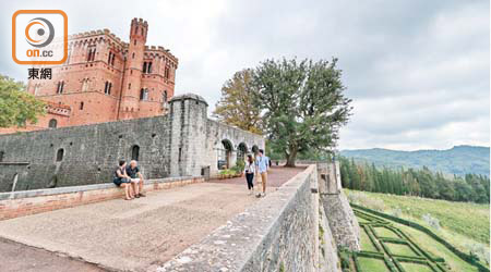 經歷了多次戰火洗禮的Castello di Brolio城堡，於19世紀時重建成現時所見的哥德復興式風格。