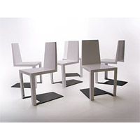 Shadow Chair<br>只有兩隻椅腳的椅子，感覺違反地心吸力，卻原來是設計師的掩眼法。椅子的支點處於 「影子」 的部分，設計聰明有趣。