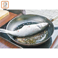 2. 將魚表面煎香，加海鹽調味。