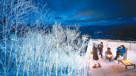 星野TOMAMU度假村位於標高1,088米的霧冰平台，於12月1日至25日期間會推出夜間亮燈，帶來了與別不同的觀賞氛圍。