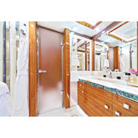 VIP套房浴室運用了碧麗輝煌的雲石鋪陳，格調高貴。