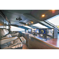 陽光甲板前方的駕駛室，內有先進航海設備。