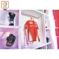 館的一邊展示了賽車手的相關服裝及裝備。