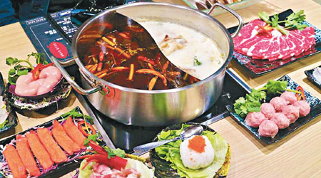 任飲任食火鍋有多款湯底任君選擇，火鍋料款式多又新鮮，且有充足時間吃個夠。