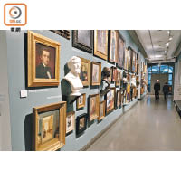 唐老鴨的畫作散布於美術館的多個角落，想欣賞需要花時間細心發掘。