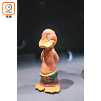 除了畫作，場內還有雕瓷作品，例如這件由Anser Watervale創作的「Bathing Duck」。