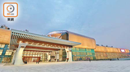 杭州國際博覽中心位於錢塘江南岸，二樓門口有6對「月亮門」迎賓。