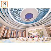 宴會廳穹頂正中有星空景象圖，另有代表12生肖的12根柱子和24節氣的24片屏風。