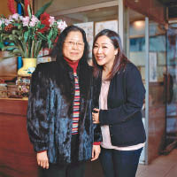 母親穿着父親的毛衣與她一起接受內地雜誌訪問，借喻傳統菜較新派菜更叫人回味。