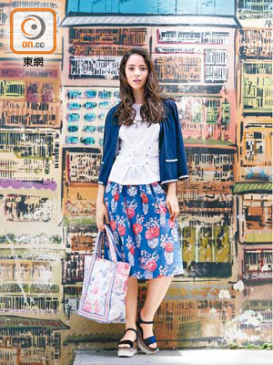 Cath Kidston深藍色針織外套 $990、Blossom Vases藍色半截裙 $690、白色Porchester Rose Tote Bag $590<br>All from（A）<br>白色上衣、藍色厚底涼鞋（Stylist's Own）