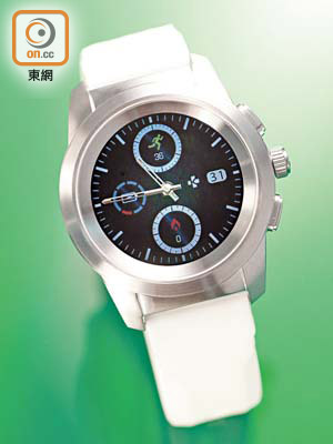 ZeTime提供多款錶帶選擇，包括皮革、金屬、碳纖以及圖中的矽膠款式。<br>售價：$1,990（矽膠錶帶）、$2,290（皮革/碳纖錶帶）、$2,490（金屬錶帶）
