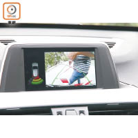 後泊鏡配合距離感應器使用，倒車都安全啲。