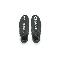 Pharrell Williams為Chanel設計的Chanel×Adidas NMD Hu Shoes網上炒價高達30,000英鎊（約HK$31.6萬）。