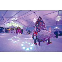 在冰雪樂園內，除了設有一排歐洲風格的七彩小屋，還可找到一棵10呎高聖誕樹。