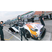 Auto X勝出者穿上賽車服裝，準備乘坐AMG駕駛學院專業教練駕駛的AMG GT3，感受真正賽車時的速度感。