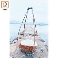 採鹽的工具相當傳統，以竹竿穿起兩個載鹽的籃子就可開工。