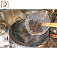 2. 將普洱茶葉用水煮滾後，撈起茶葉，加入羊腩煮約15分鐘，以大火逼出羊腩剩餘的血水。