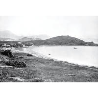 圖片攝於1870年，當時九龍的最南端仍是一片沙灘，呈彎彎的「咀」形，尖沙咀因而得名。