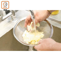 炸蒜片宜在刨好蒜片後沖沖水，可沖走其糖分，炸出來口感更脆。