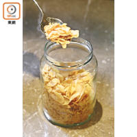炸好的蒜片，可存放在玻璃瓶內，放入乾燥劑可保存約1星期。