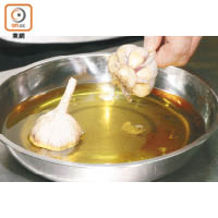 將一半韓國蒜頭浸在橄欖油內，以錫紙包裹後用175℃焗35分鐘，其他蔬果擺盤備用。