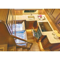 從主甲板樓梯走到下層客艙，先會經過設備齊全的廚房。