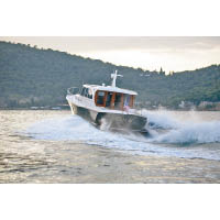 採用Cold Molded冷成型技術建造船身，特別加入Lobster Boat的開放式船尾。
