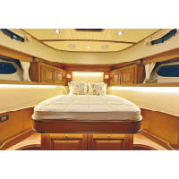 船首的主人套房，備有豪華大型雙人床。