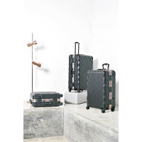 International Carry On $9,180（左）、TUMI 19 Degree Extended Trip Packing Case $10,880（中）、Short Trip Packing Case $9,480（右）