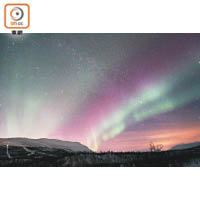 極光不僅只有綠色，這張攝於瑞典阿比斯庫的三色極光，就出現綠、紫和褐紅3種顏色。