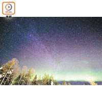 攝於芬蘭的銀河極光，能夠影到極光和銀河交織在一起，滿天星空相當震撼。