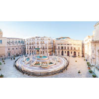 位於巴勒莫的普雷托利亞廣場（Piazza Pretoria），廣場中心的普雷托利亞噴泉（Fontana Pretoria），建於1554年，設計師是Francesco Camilliani。