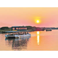 行程會乘坐富特色的小艇於黃昏暢遊贊比亞河，優美景致叫人嚮往。