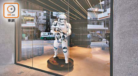 為配合 MASTERMIND WORLD×STAR WARS：THE LAST JEDI聯乘系列推出，新店櫥窗擺放了Stormtrooper Executioner 1:1人偶，相當有氣勢。