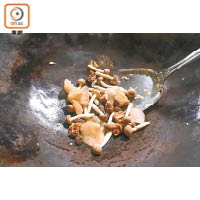 2. 起油鑊爆香薑米，放入羊肚菌、羊肚耳、姬松茸及本菇炒香。