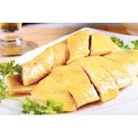 白切雞是廣東人傳統做節必備的菜餚，代表要將最好的食物與家人分享。