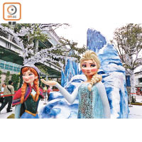 在大雪怪旁還有冰雪女王Elsa，與Anna公主在冰雪城堡外迎賓。