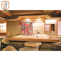 室內還設有小舞台，可用作日本傳統茶道表演。