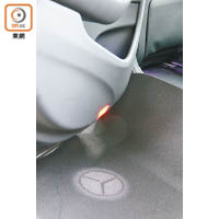 LED平治廠徽投射，打開車門便投射到地上歡迎你。