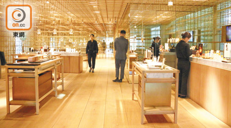 位於首爾江南區的雪花秀旗艦店一共有6層，各有不同的功能，讓大家可以從多方面入手了解品牌的種種。