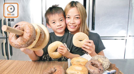 之前做劍擊教練逢星期六、日都沒時間陪伴一對年幼子女，接手Bagel店後時間更有彈性，5歲大的徐琛有時更會陪Winnie一起開工，爭取共聚天倫的機會。