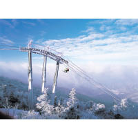 在龍平乘坐滑雪吊車觀賞壯麗景色，帶來難忘的白雪回憶。