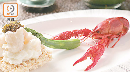 選用日本北海道雞蛋、澳洲小龍蝦等炮製的黑魚子龍皇炒鮮奶，優質食材配簡約精緻的餐碟，也是未來的中菜潮流。
