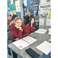 部分新西蘭中學要求參與短期中學體驗的學生穿着校服。
