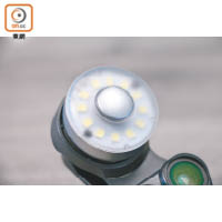 補光燈採用microUSB充電，扭動半透明蓋子可開關及調校亮度。